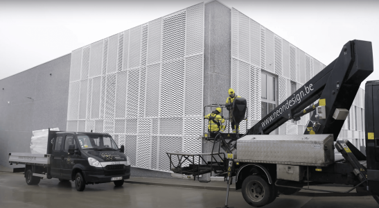 neon design bpost ardennen gevel