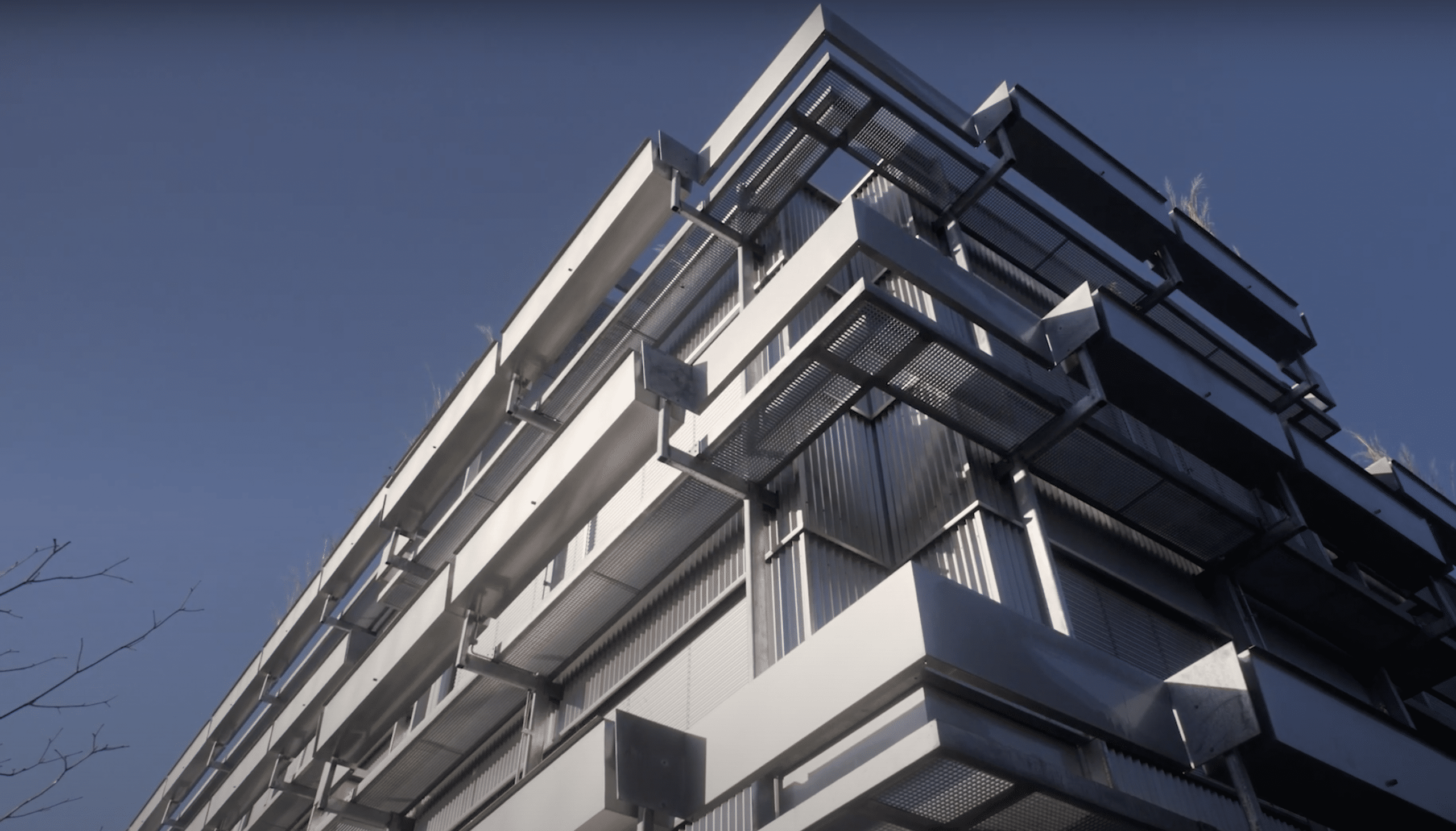 Staco levert hoogwaardige roosters voor het pand van Buildwise