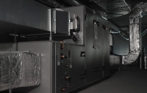 Industriële luchtbehandelingskast in technische ruimte