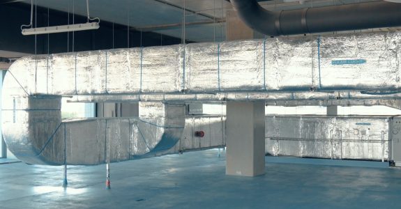 Luchtkanalen met isolatie in gebouw