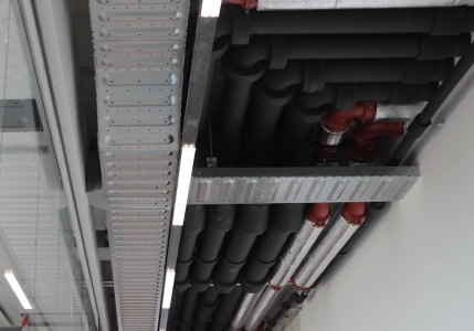 Plafond met zichtbare leidingen en buizen