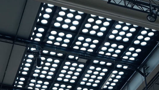 Geperforeerd plafond met ronde lampen en apparatuur