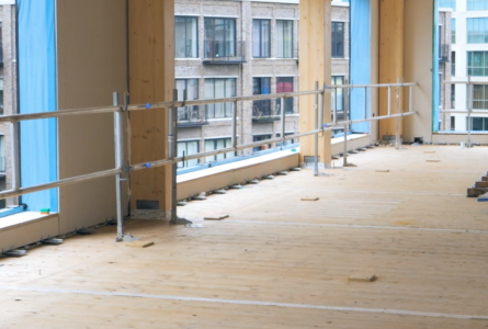 Bouwplaats met houten vloer en steigers