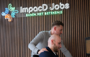 Twee mannen werken samen bij ImpacD Jobs.