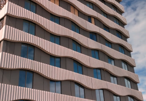 Gebouw met golvende gevel en ramen.