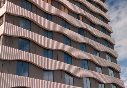 Gebouw met golvende gevel en ramen.