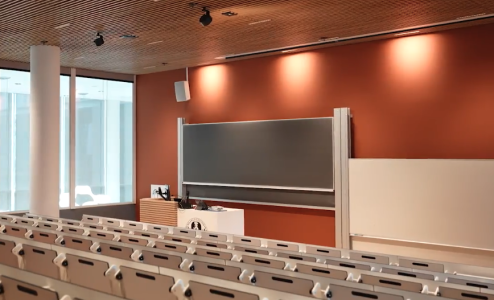 Lege collegezaal met tafels en stoelen