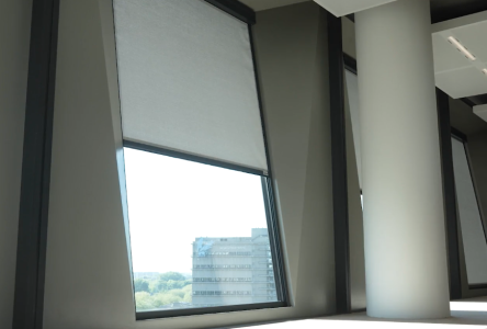 Grote ramen met zonwering in modern gebouw