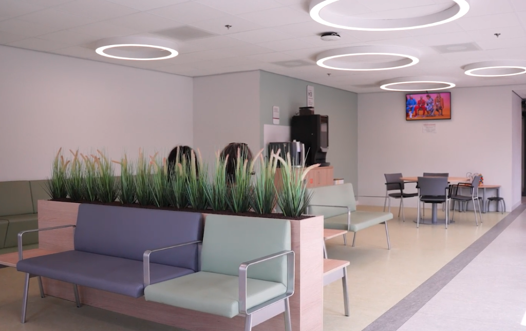 Moderne wachtruimte met zitplaatsen en planten
