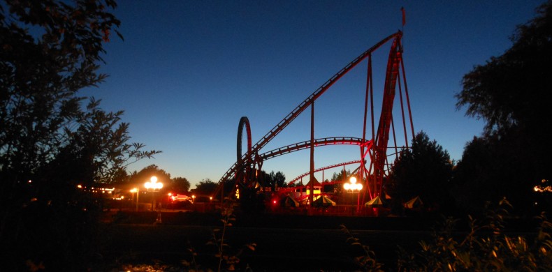 Thunder_Loop_Attractiepark_Slagharen_('s_nachts_-_rechts)
