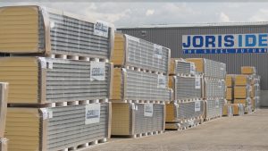 Stalen isolatiepanelen gestapeld buiten opslagfaciliteit.