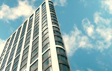 Hoog modern gebouw met blauwe lucht.