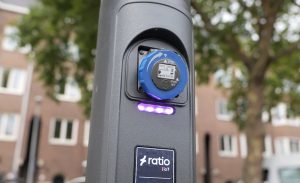 Oplaadpunt voor elektrische auto's met LED-indicatoren.