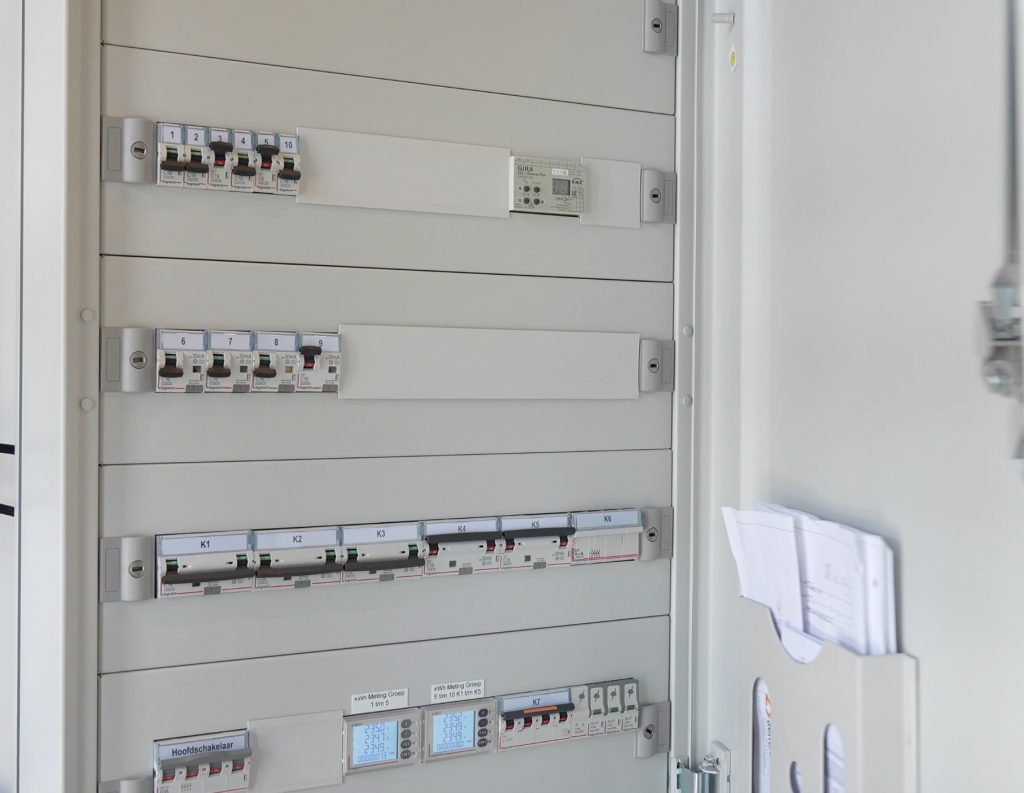 Elektriciteitsmeterkast met schakelaars en metergroepen.