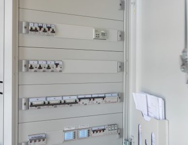 Elektriciteitsmeterkast met schakelaars en metergroepen.