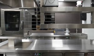 Professionele keuken met roestvrijstalen apparatuur.