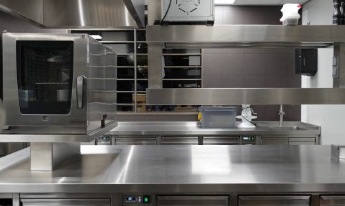 Professionele keuken met roestvrijstalen apparatuur.