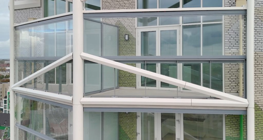 Moderne glazen balkonconstructie van een gebouw