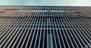 Gevel met horizontale houten latten tegen blauwe lucht