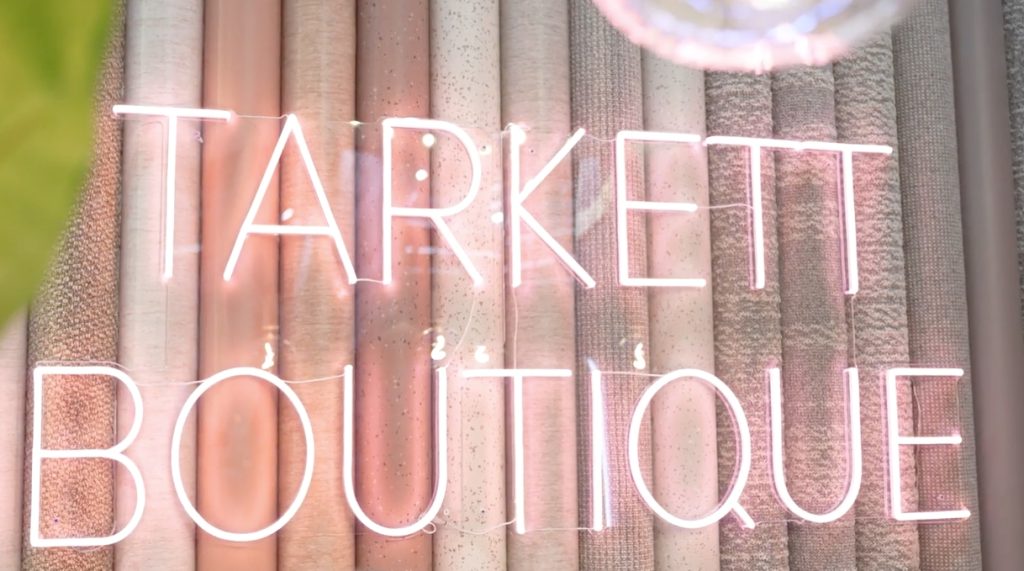 Neonbord met tekst 'Tarkett Boutique'