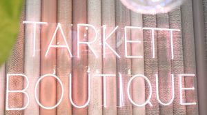 Neonbord met tekst 'Tarkett Boutique'