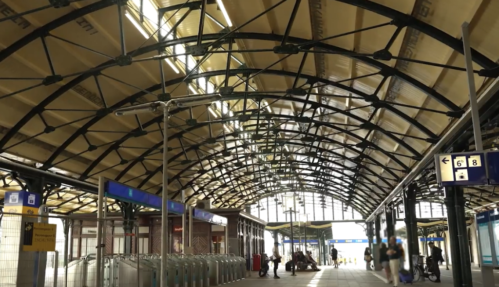 Binnenkant van een treinstation met stalen dakconstructie