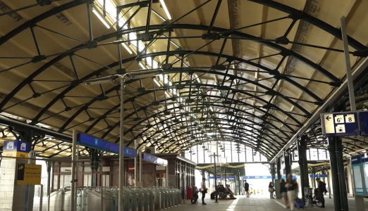 Binnenkant van een treinstation met stalen dakconstructie