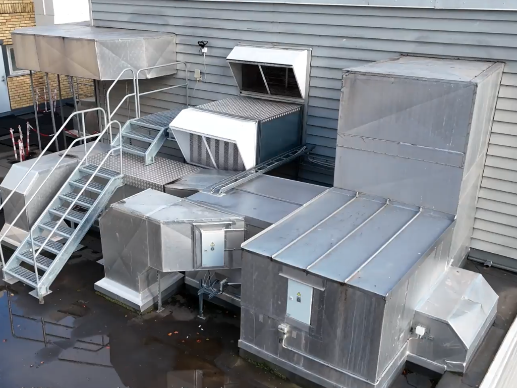 Metaalconstrcuties op dak voor ventilatiesysteem.