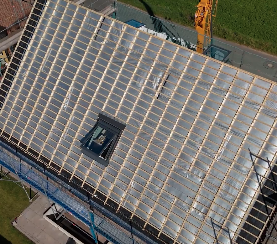 Dakconstructie met geïsoleerde bekleding en dakraam.