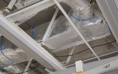 Plafond met geïsoleerde ventilatiekanalen