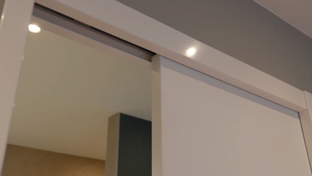 Witte schuifdeur in modern interieur