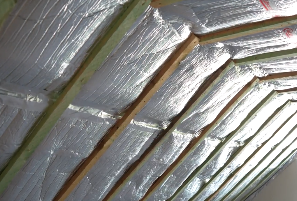 Dak geïsoleerd met aluminiumfolie isolatiemateriaal.