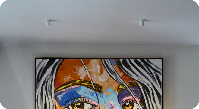 Kleurrijk schilderij van gezicht in kunstgalerie