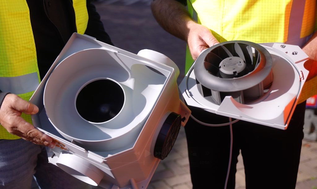 Airco onderdelen in handen werkers buiten