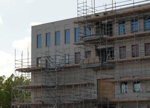 Gebouw in aanbouw met steigers