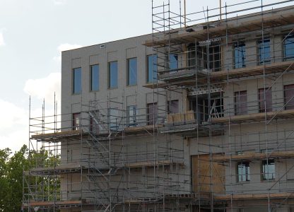 Gebouw in aanbouw met steigers
