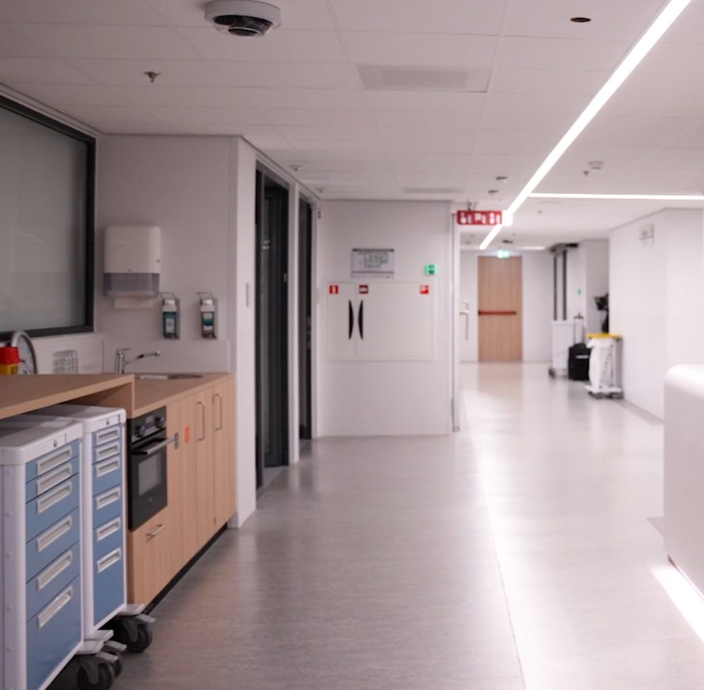 Ziekenhuisgang met kasten en apparatuur.