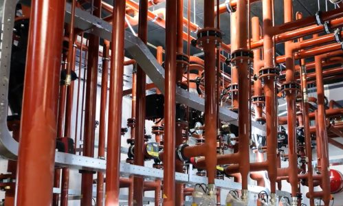 Rode buizen in een industriële installatie