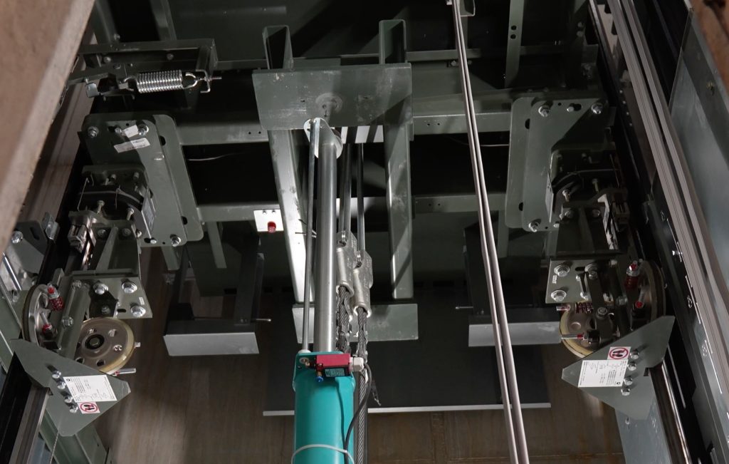 Liftmechanisme en kabels in schacht