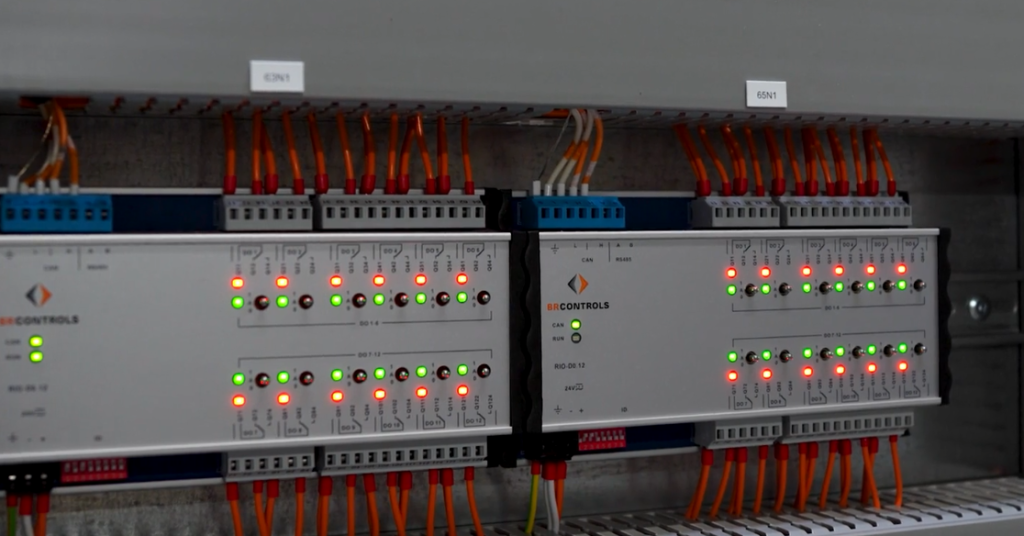 Elektrisch bedieningspaneel met gekleurde indicatorlampjes.