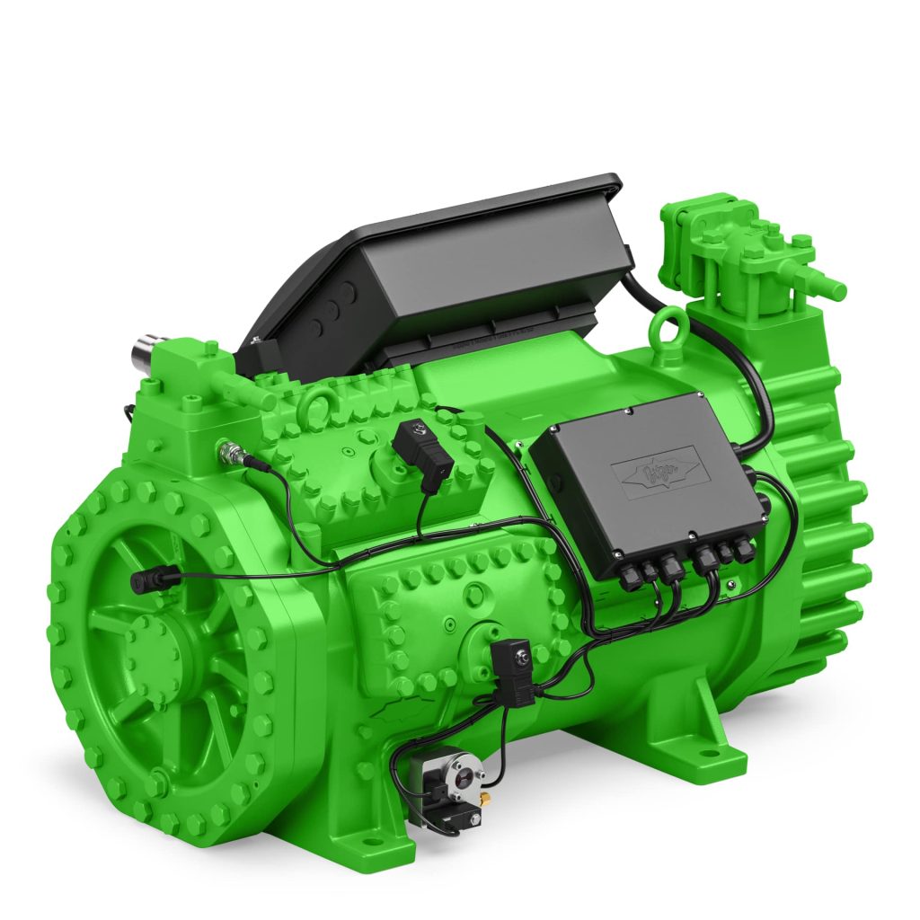 Groene industriële compressor met aangesloten kabels.