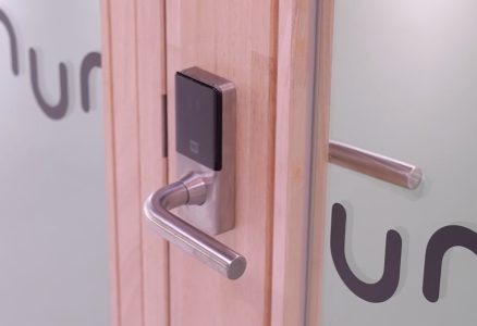 Deur met elektronisch slot en handvat