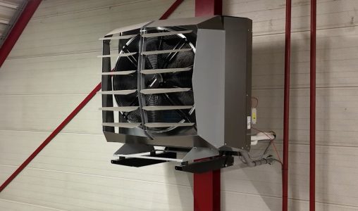 Industrieel ventilatiesysteem aan muur gemonteerd