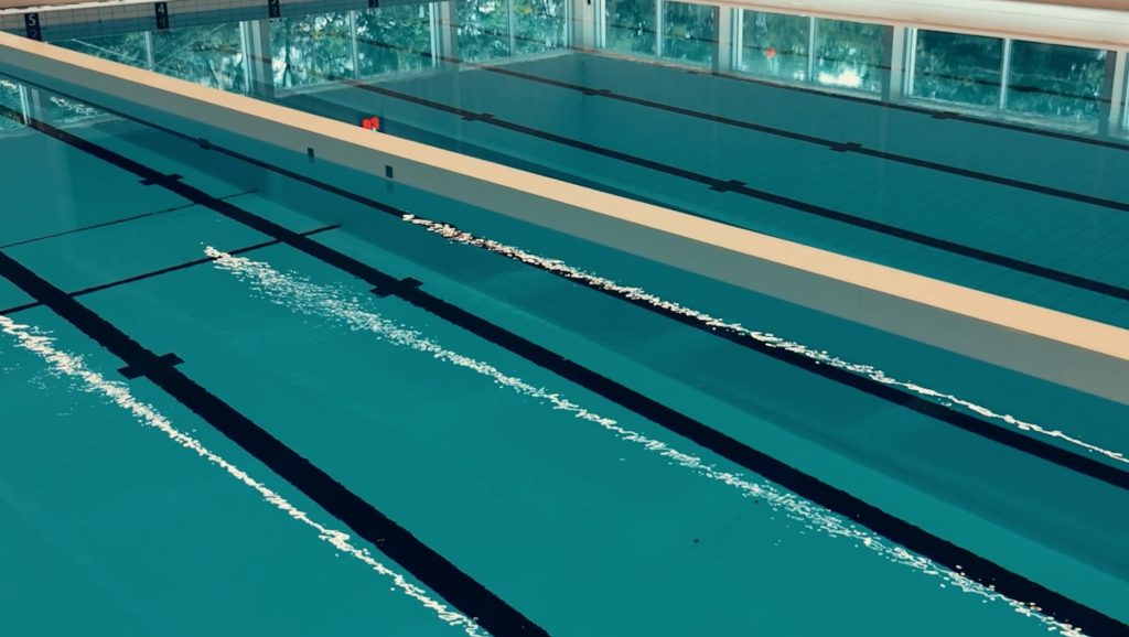 Binnenzwembad met lege zwembaan