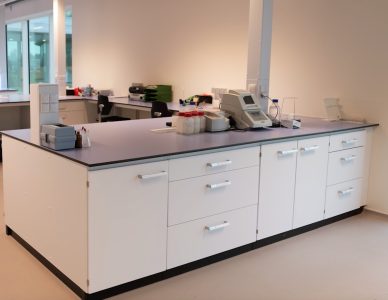 Modern laboratorium met apparatuur en werkbladen.