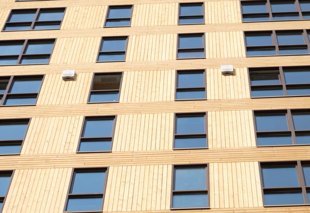 Houten gebouw met vele ramen