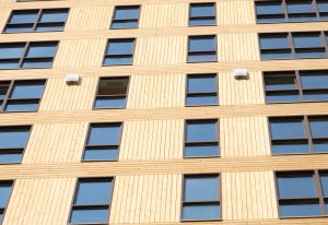 Houten gebouw met vele ramen