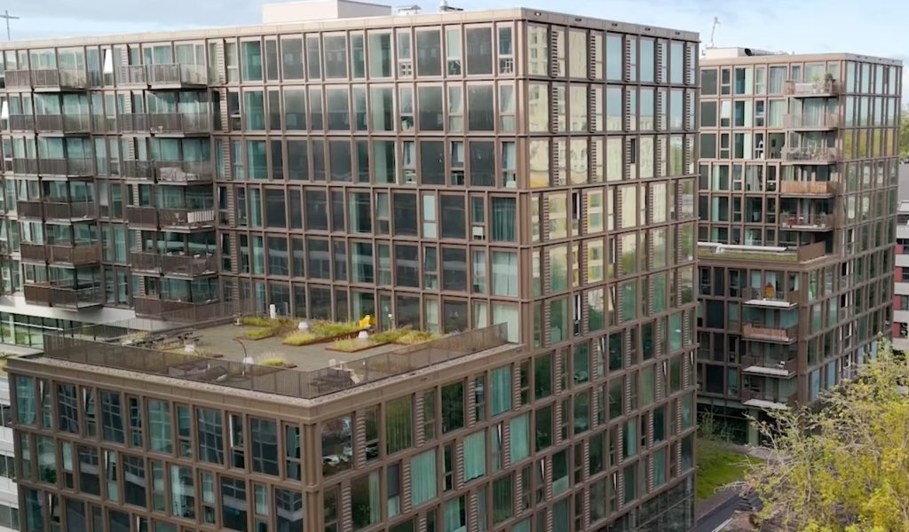 Modern appartementencomplex met glazen gevels.