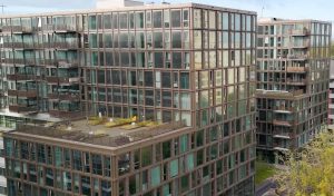 Modern appartementencomplex met glazen gevels.