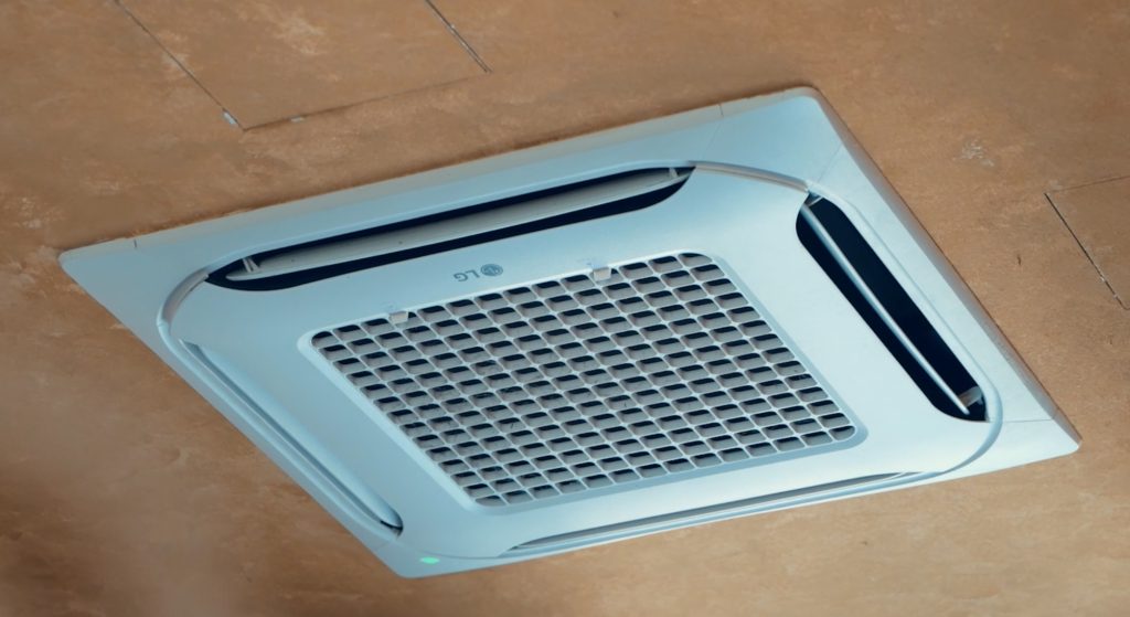 Plafond airconditioner in bruine ruimte geïnstalleerd.